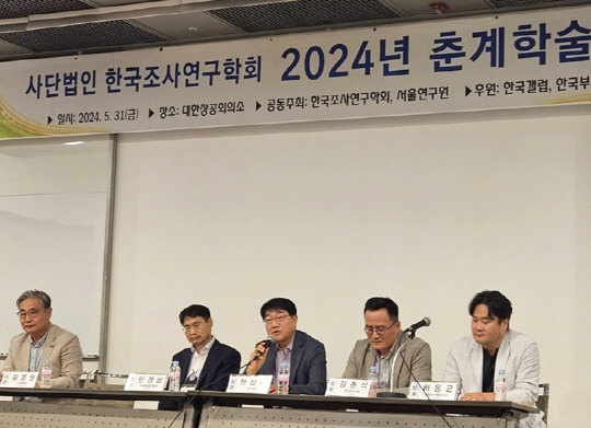 국가승인통계 조사비용 세미나에서 참가자들이 토론을 하고 있다. 왼쪽부터 김영원 조사품질위원회 위원장(사회자), 민경삼 한국통계진흥원 센터장, 한상태 호서대 교수, 김춘석 부문장, 하동균 전무.
